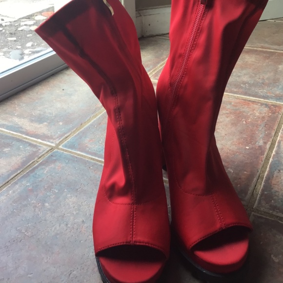 Red platform heels - Picture 7 of 10